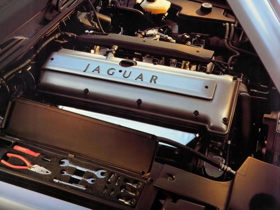Моторный отсек Jaguar XJ6 (X300) 1994 года  (фото 5 из 9)